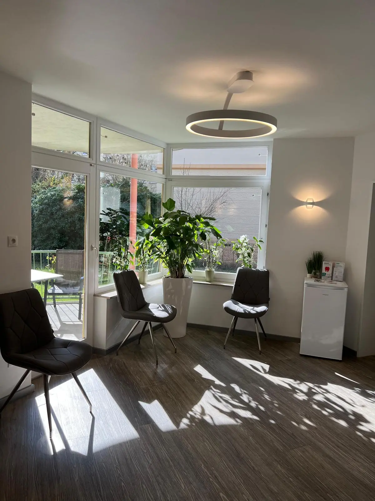 Helles Wartezimmer mit Pflanzen